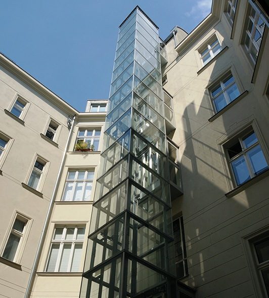 Wohnhaus-Berlin-mit-Außenaufzuges